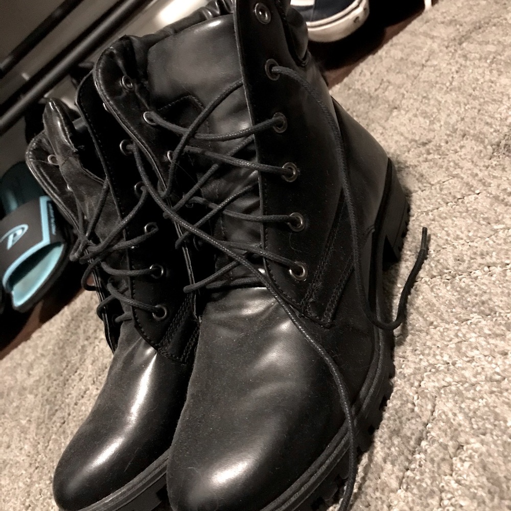 ROUGE HELIUM BOOTS NWOT